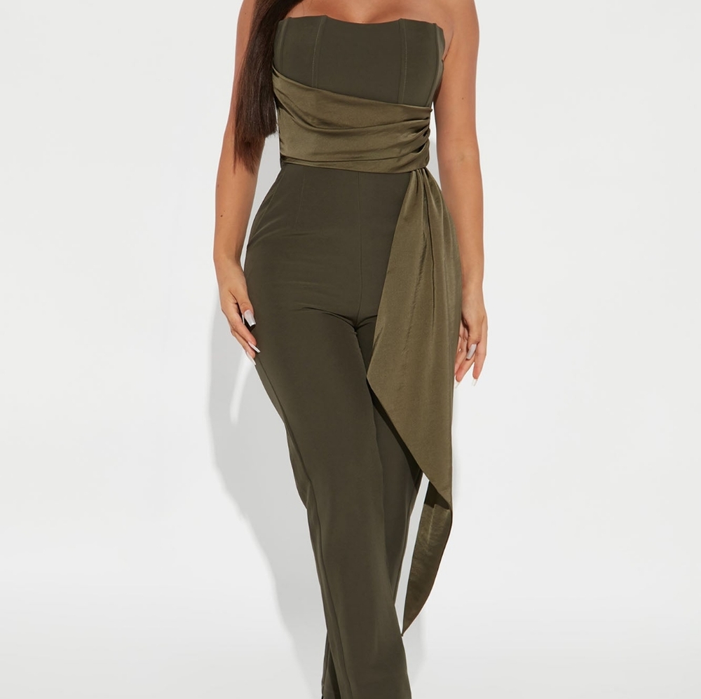 Fashion Nova Sleeveless Jumpsuit (Medium)